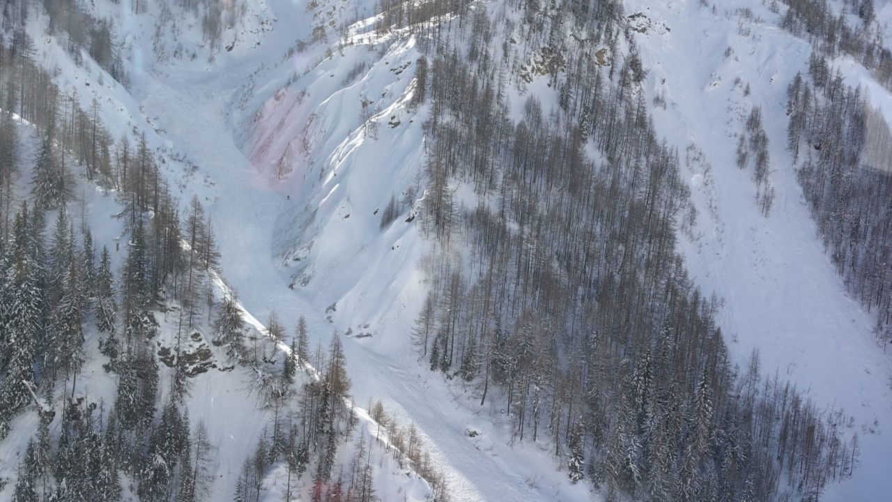 VALANGA IN VAL VENY, DUE MORTI E UN FERITO GRAVISSIMO NEL CANALE VESSES 1 La zona del Canale des Vesses, in Val Veny, interessata dalla valanga
