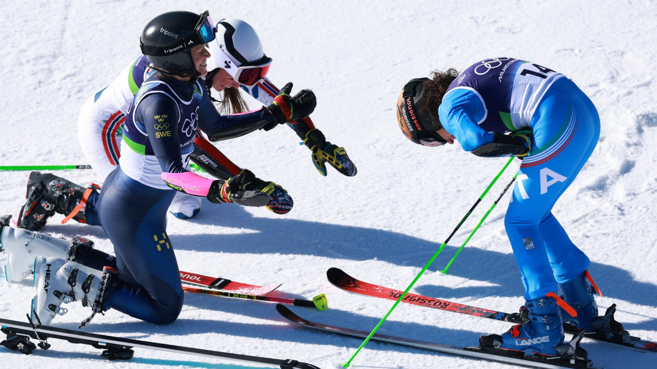 FEDERICA BRIGNONE ORO ANCHE IN GIGANTE: DOPPIETTA OLIMPICA COME TOMBA 1 Sara Hector e Thea Louise Stjernesund si inchinano davanti a Federica Brignone