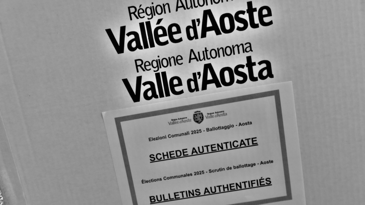 Un dettaglio dell'urna del ballottaggio 2025 di Aosta