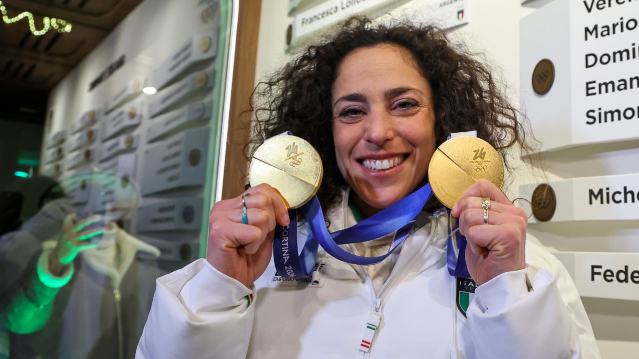 Federica Brignone mostra le sue due medaglie olimpiche