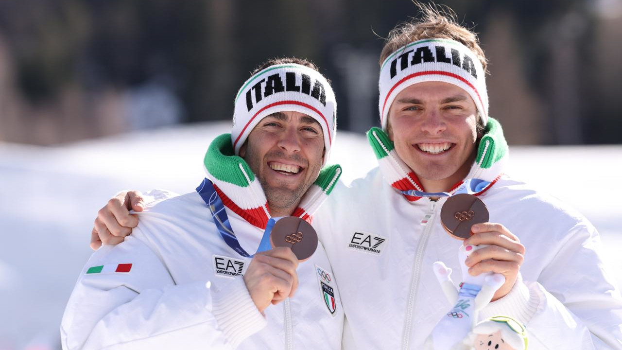 Federico Pellegrino ed Elia Barp con le medaglie di bronzo della team sprint di fondo