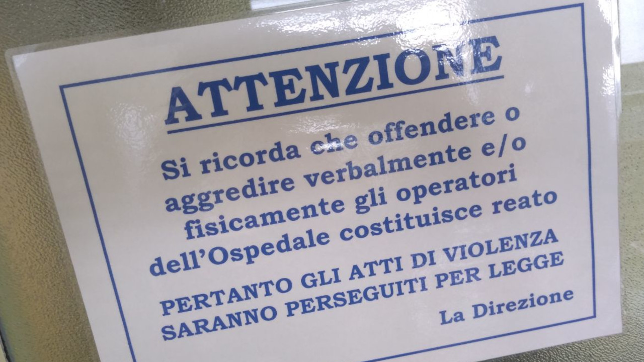 Un cartello contro le aggressioni in ospedale