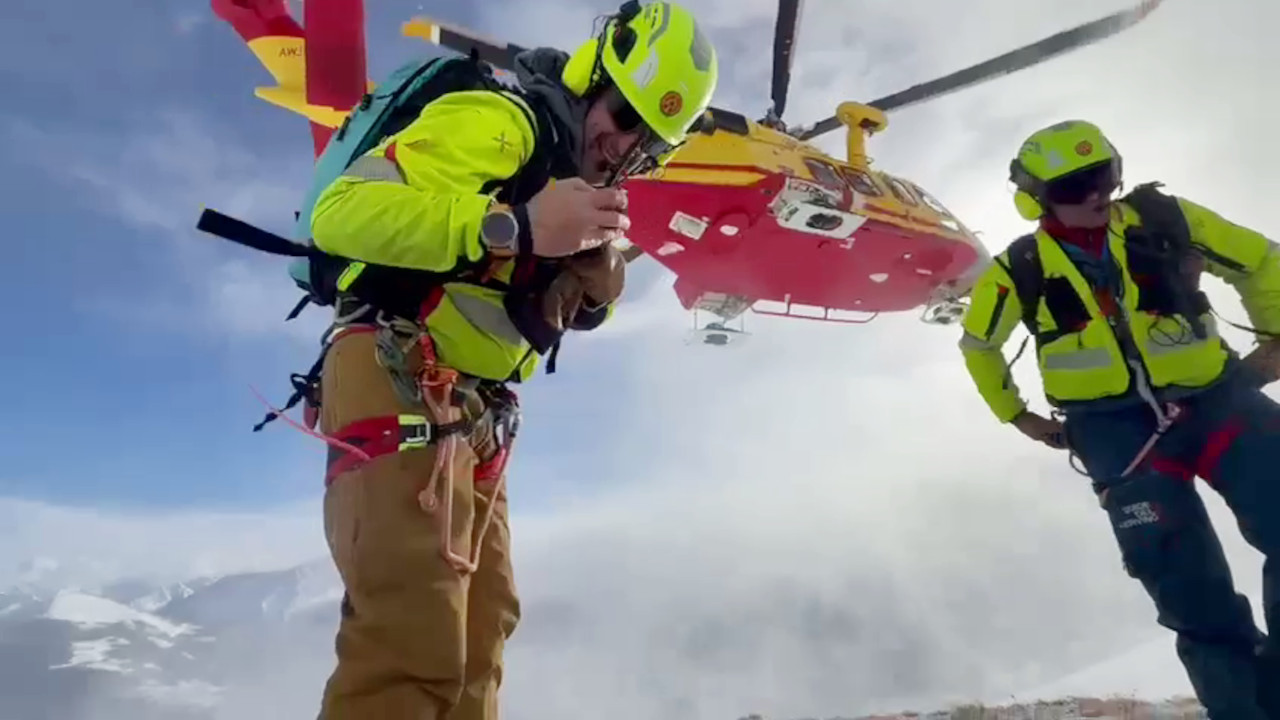 L'arrivo dei soccorritori con l'elicottero
