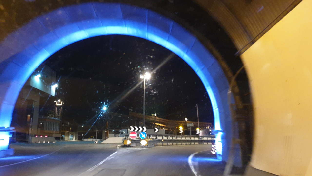 L'uscita dal tunnel del Monte Bianco dal lato italiano