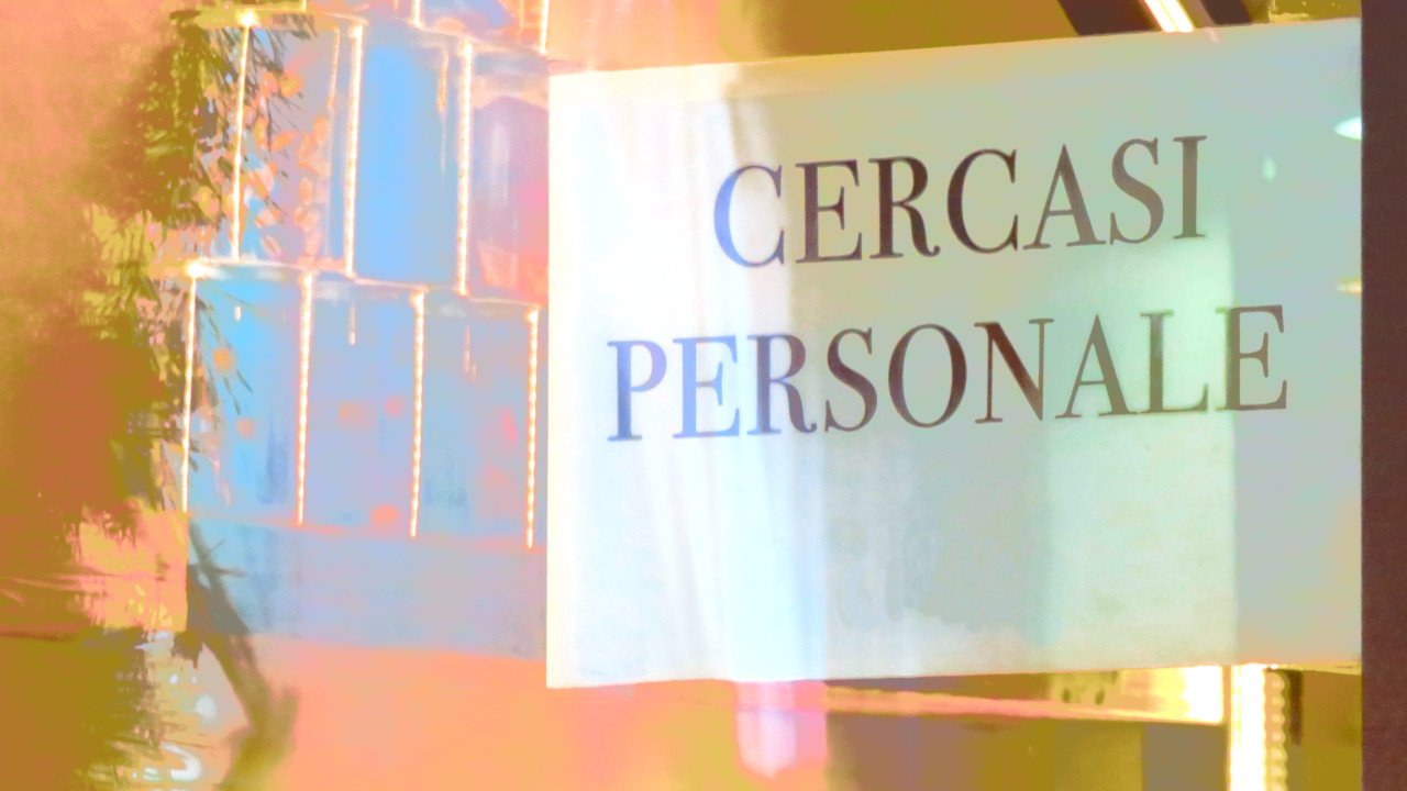 LAVORO IN VALLE D’AOSTA, PER LA CHAMBRE PIÙ ASSUNZIONI MA PERSONALE “INTROVABILE” 1 Un cartello di ricerca personale ad Aosta