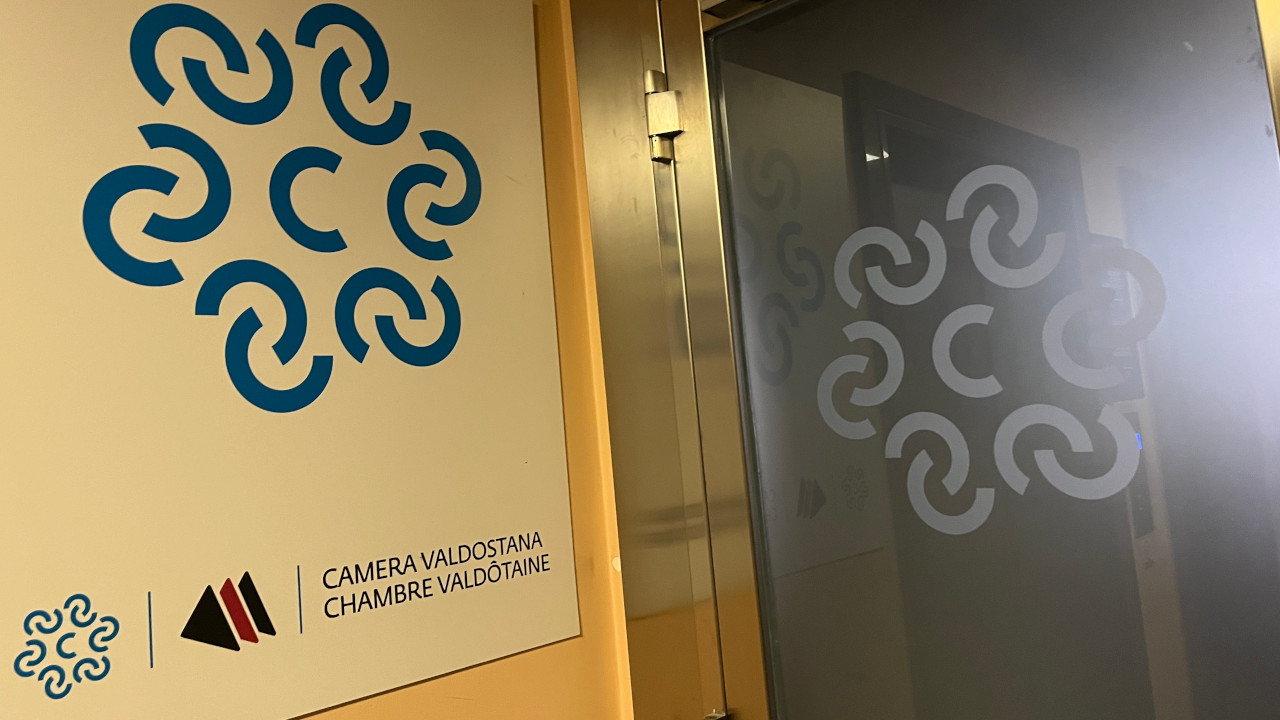 HOMEPAGE 3 L'insegna e l'ingresso della sede della Chambre Valdôtaine