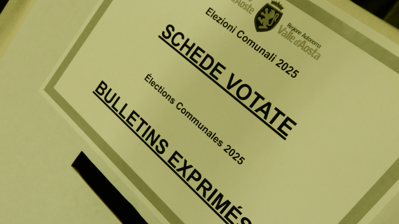 SINDACI E ASSESSORI, LA CONSULTA STOPPA LA RIFORMA VALDOSTANA DEGLI ENTI LOCALI 2 Un'urna delle ultime elezioni comunali
