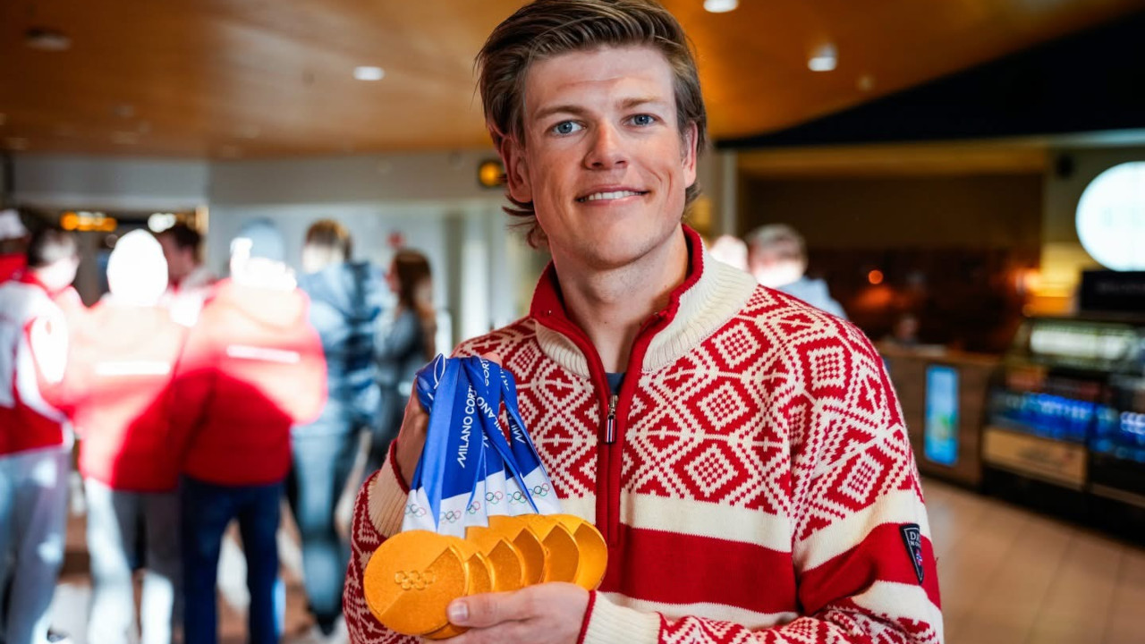 Johannes Klaebo con le sue sei medaglie olimpiche di Milano-Cortina