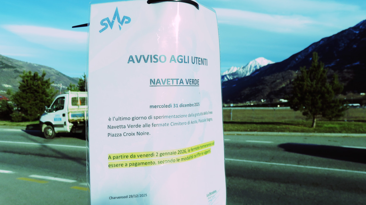 LA "NAVETTA VERDE" TORNA "GRATIS" AD AOSTA DAL 1° MARZO PER ALTRI 15 MESI 1 Il cartello della 'Svap' che indica il termine della gratuità della 'Navetta verde'