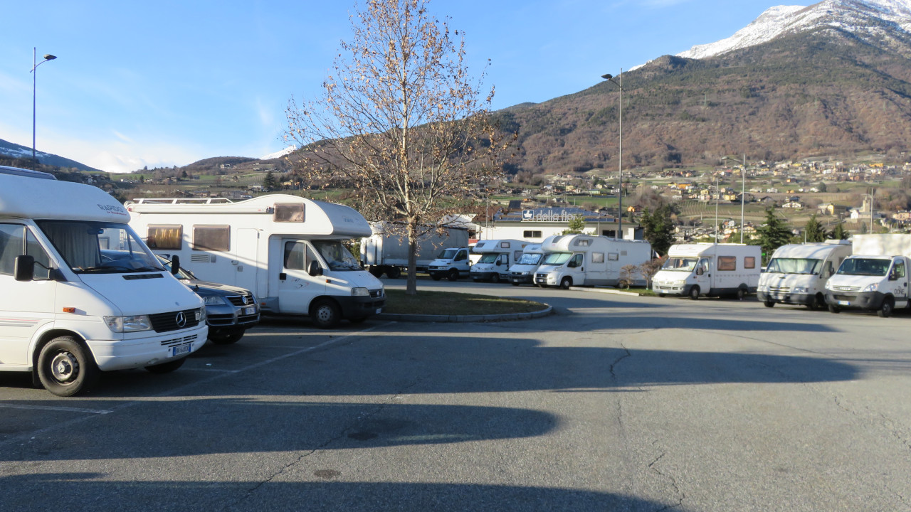 LA "NAVETTA VERDE" TORNA "GRATIS" AD AOSTA DAL 1° MARZO PER ALTRI 15 MESI 2 Il parcheggio di regione 'Sogno' pieno di camper