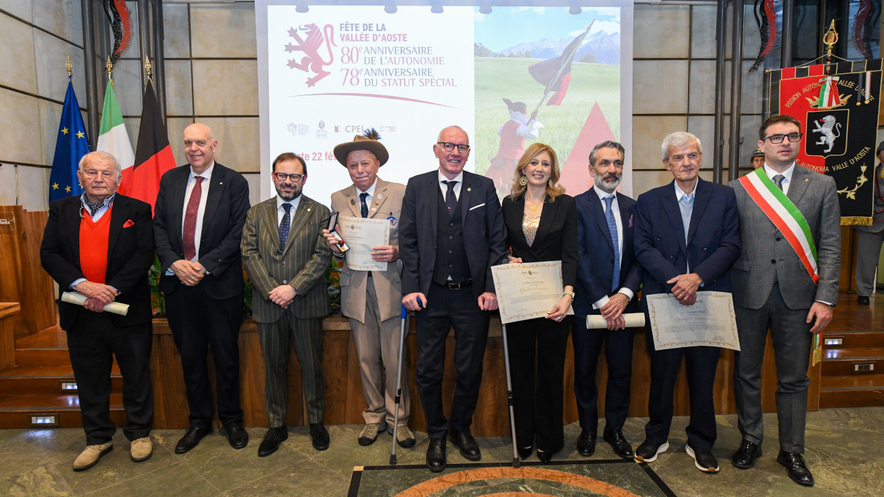 FESTA DELLA VALLE D'AOSTA 2026: «AUTONOMIA NON È RENDITA, È RESPONSABILITÀ» 2 I premiati e le autorità della Festa della Valle d'Aosta 2026: Leo Garin, Roberto Paccher, Stefano Aggravi, Giuseppe Petitgax, Renzo Testolin, Alessandra Ferraro, Giorgio Metta, Giuseppe Binel ed Alex Micheletto
