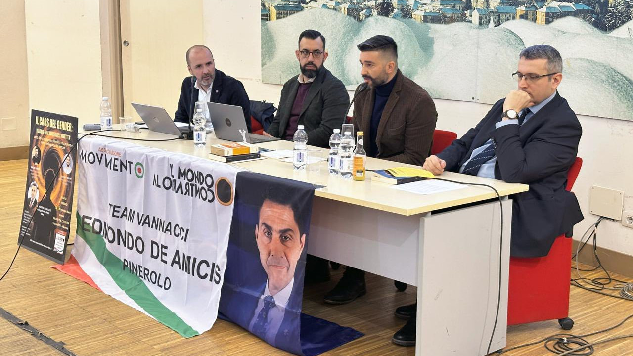 CONTESTAZIONI A PINEROLO PER L’EVENTO SUL “CAOS DEL GENDER” CON SIMONE PERRON 1 Il tavolo dell'incontro, con il consigliere regionale valdostano Simone Perron