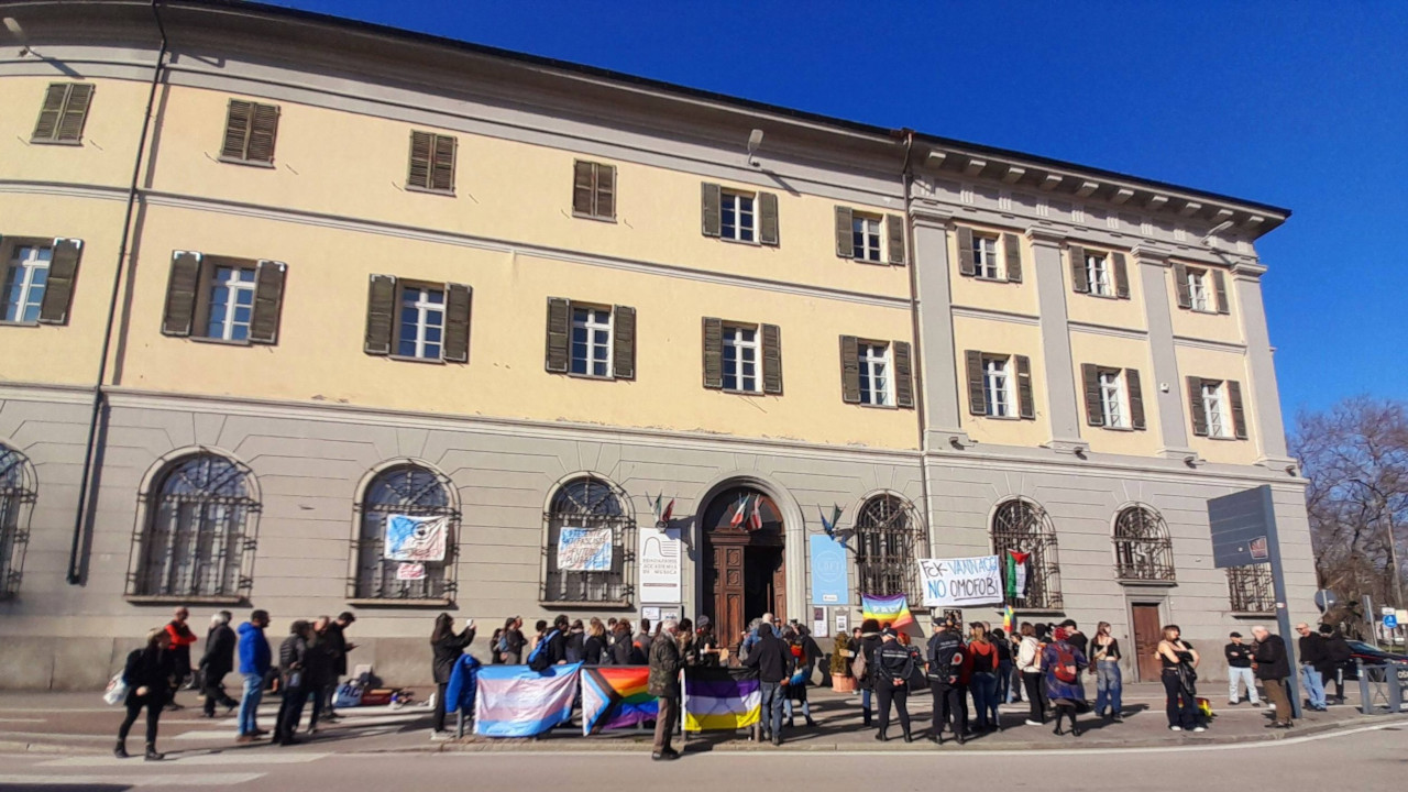 CONTESTAZIONI A PINEROLO PER L’EVENTO SUL “CAOS DEL GENDER” CON SIMONE PERRON 3 L'ingresso del Salone dei cavalieri di Pinerolo durante la manifestazione contro l'incontro del Team Vannacci