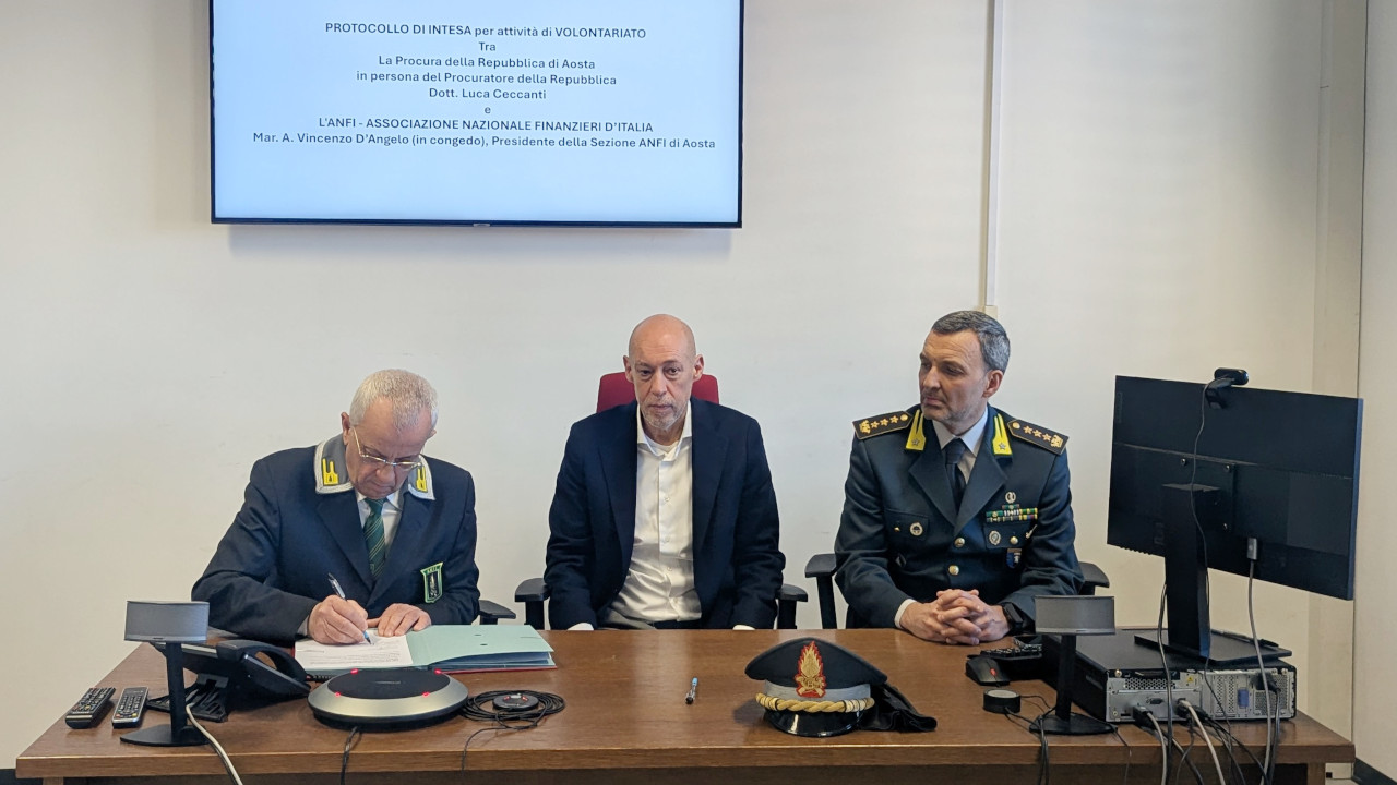 PROTOCOLLO TRA PROCURA E FINANZIERI IN CONGEDO: VOLONTARI PER AIUTARE GLI UFFICI 1 La firma del protocollo tra Vincenzo D'Angelo e Luca Ceccanti, con il comandante Nicola Bia