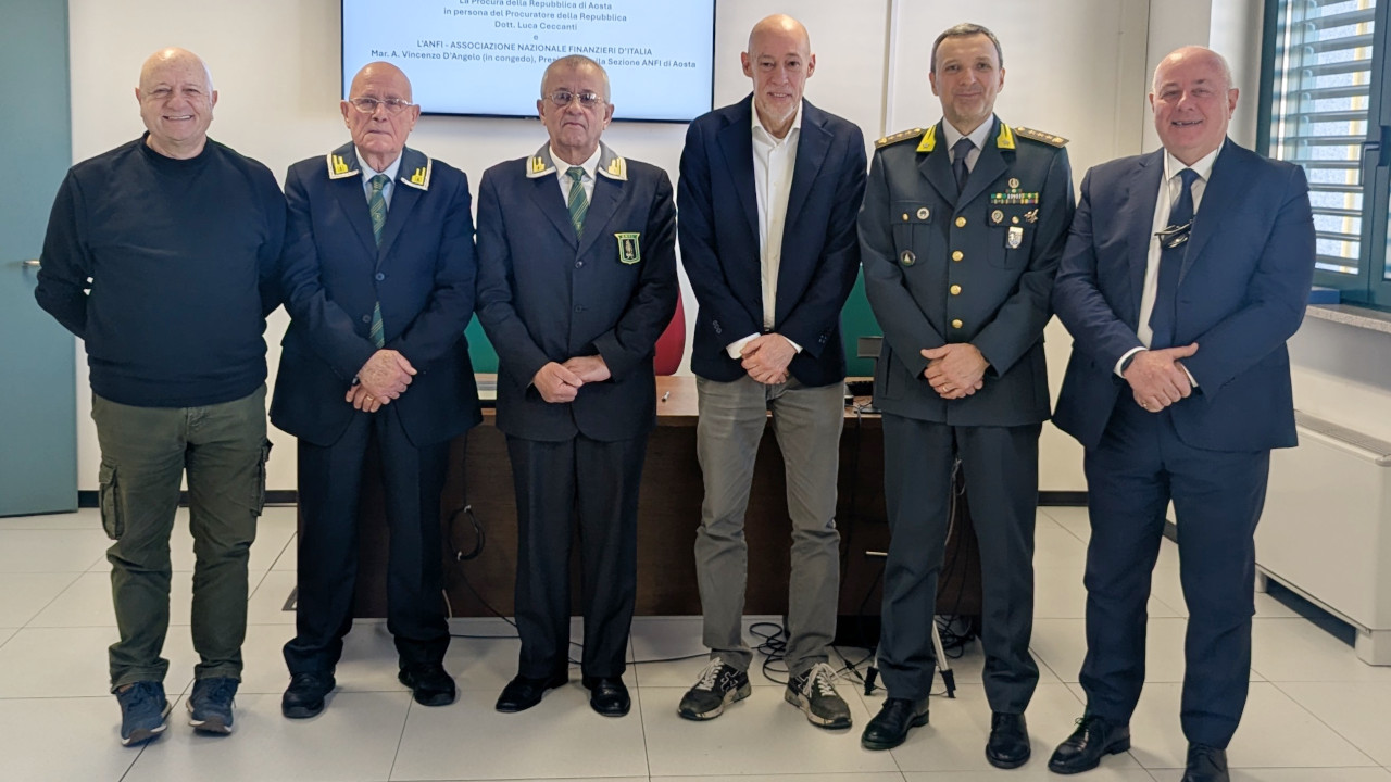 Foto di gruppo di Luca Ceccanti e Nicola Bia con i finanzieri in congedo