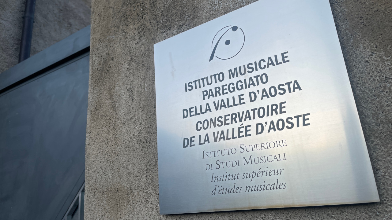 La targa all'ingresso dell'Istituto musicale pareggiato, dove è già presente la scritta 'Conservatoire de la Vallée d'Aoste'