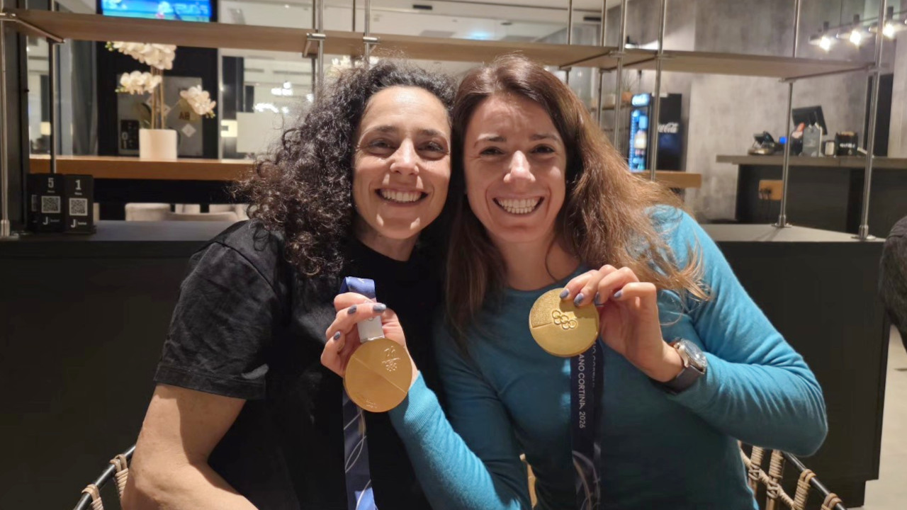 Federica Brignone condivide le sue medaglie d'oro con Marta Bassino