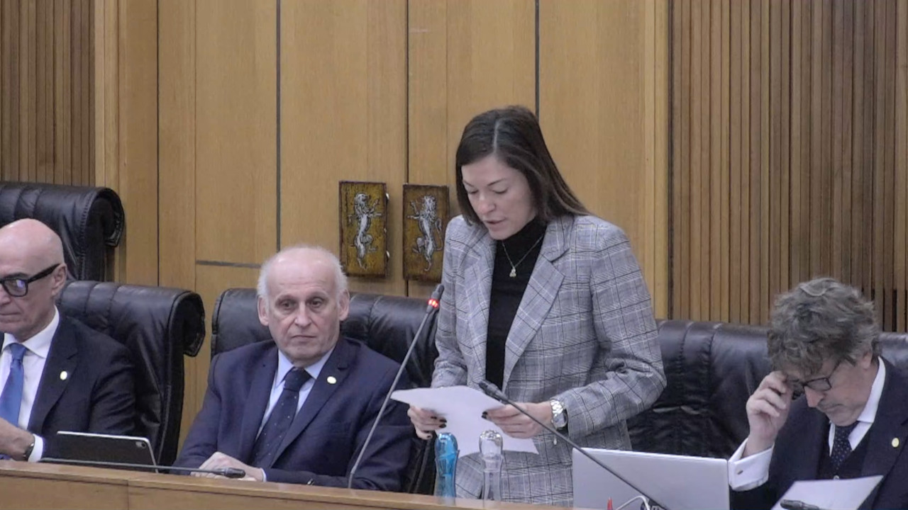 ÉCOLE HÔTELIÈRE, “SCUOLA DEI MILLE DIRETTORI”: SCONTRO IN CONSIGLIO VALLE 3 Elenora Baccini durante la riunione del Consiglio Valle di martedì 24 febbraio