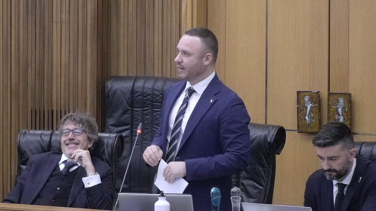 HOMEPAGE 2 Andrea Manfrin in Consiglio Valle mentre annuncia il ritiro dell'iniziativa