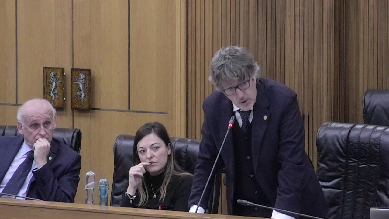 Il consigliere regionale Corrado Bellora in Consiglio Valle, dietro di lui Eleonora Baccini ed Alberto Zucchi