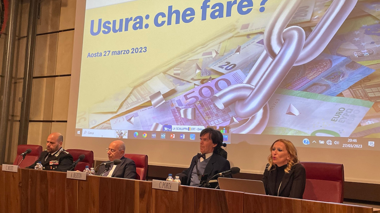 Il tavolo di un incontro del 2023 sull'usura, organizzato dall'Osservatorio regionale sulla legalità