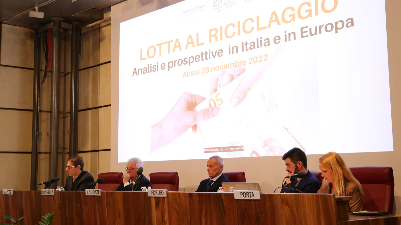 OSSERVATORIO ANTIMAFIA, LA RIFORMA PUNTA SU SCUOLA, FRAGILITÀ SOCIALI E ANALISI DEI RISCHI 1 Il tavolo di un incontro del 2022 sul riciclaggio, organizzato dall'Osservatorio regionale sulla legalità