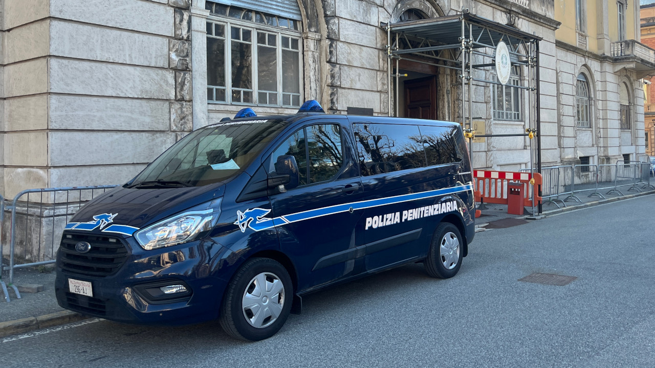 Il cellulare della Polizia penitenziaria davanti al tribunale di Aosta