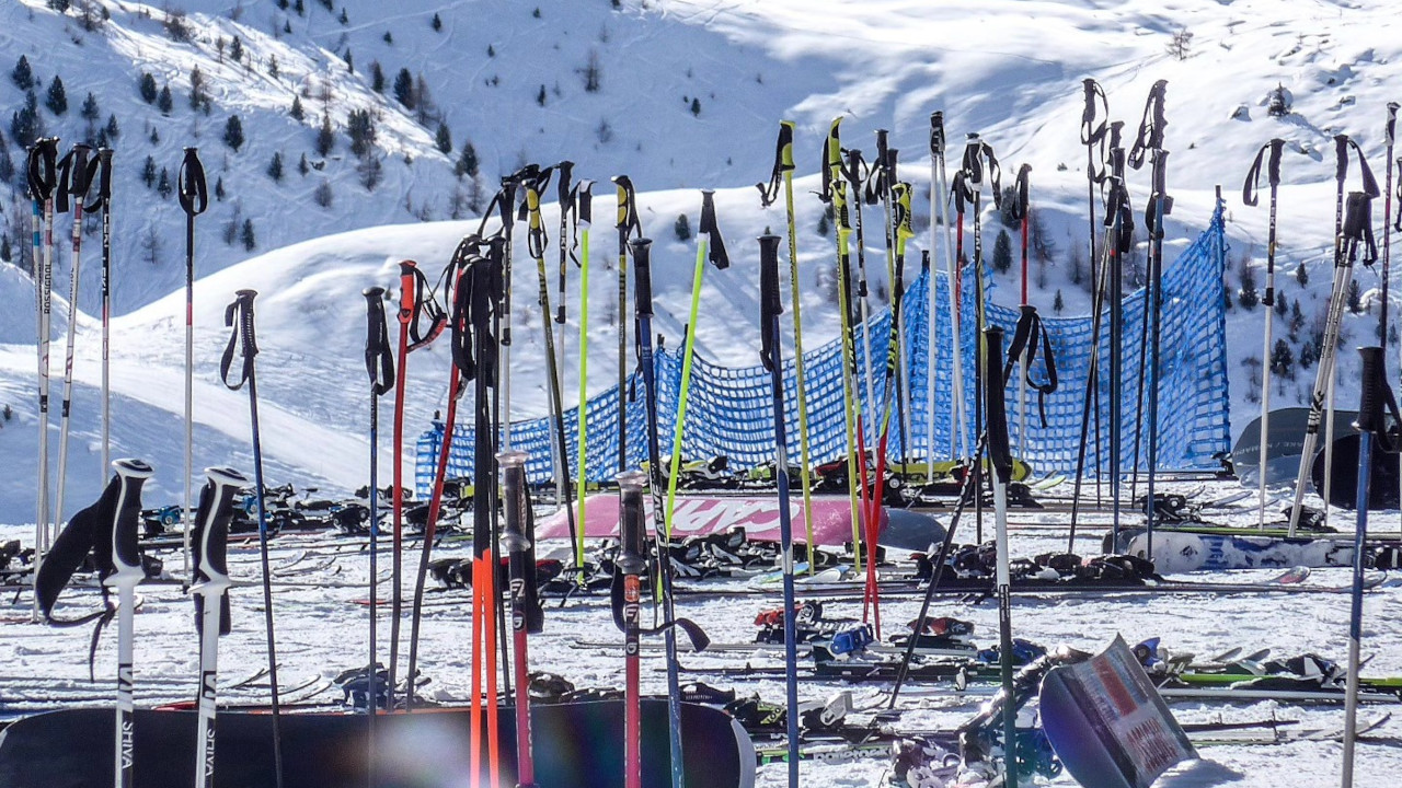 Bacchetti e sci in fondo ad una pista