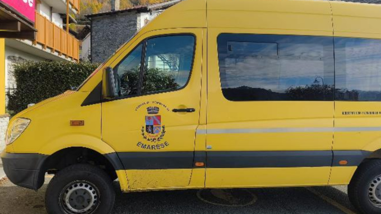 Lo scuolabus in vendita dal Comune di Emarèse