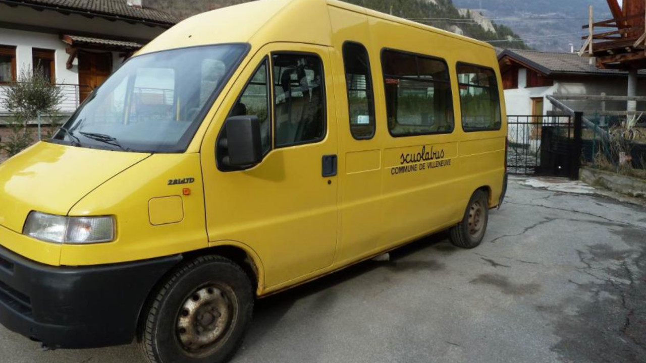 Lo scuolabus in vendita dal Comune di Villeneuve