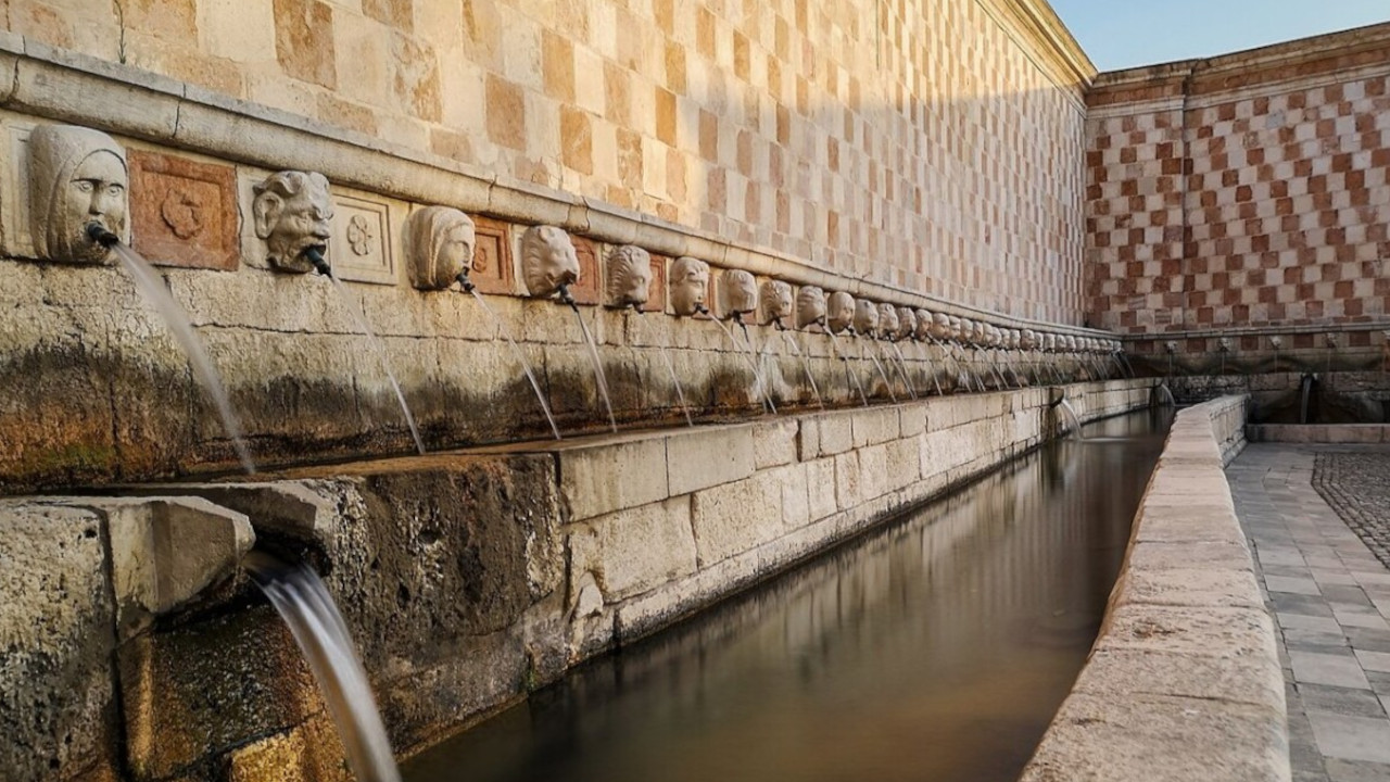 ÉCOLE HÔTELIÈRE, “SCUOLA DEI MILLE DIRETTORI”: SCONTRO IN CONSIGLIO VALLE 1 La 'Fontana delle 99 cannelle' dell'Aquila