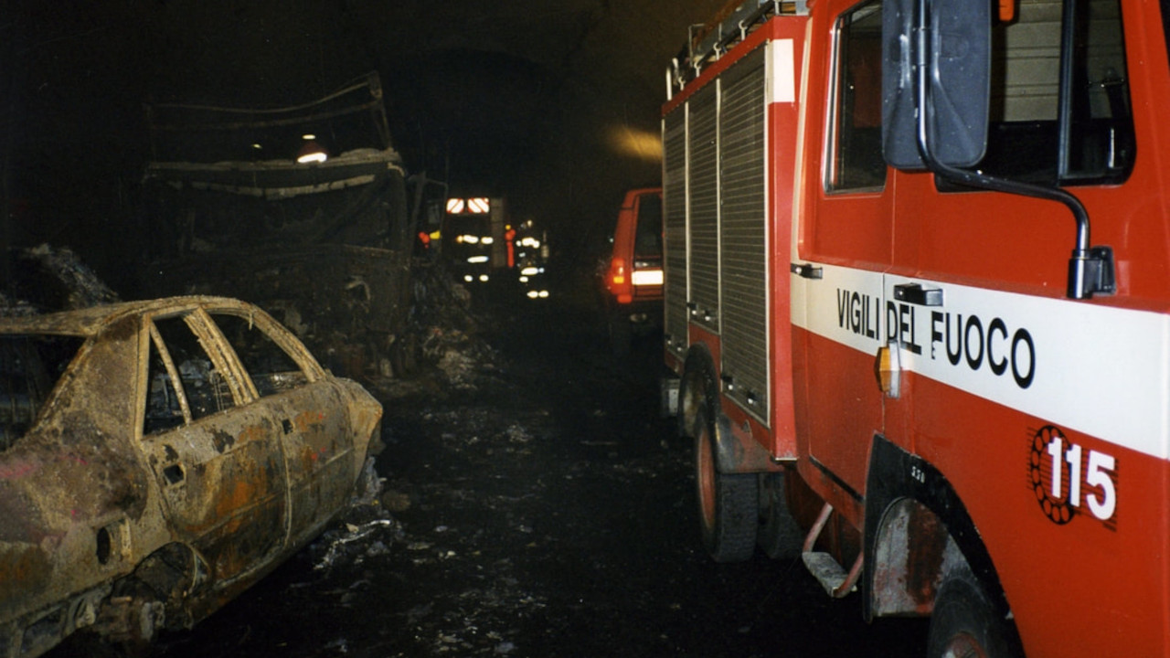 Le carcasse dei mezzi bloccati nel tunnel, dopo l'incendio del 24 marzo 1999