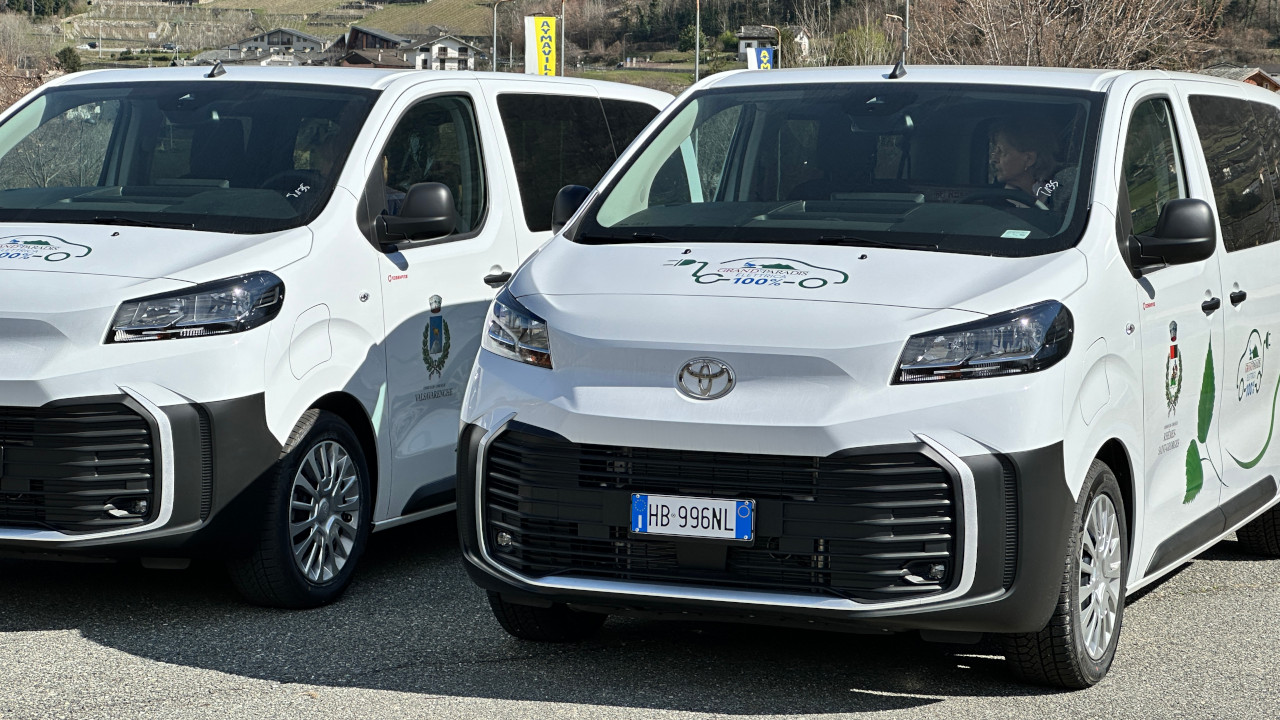 HOMEPAGE 5 Due dei cinque pulmini elettrici acquistati dall'Unité Grand Paradis