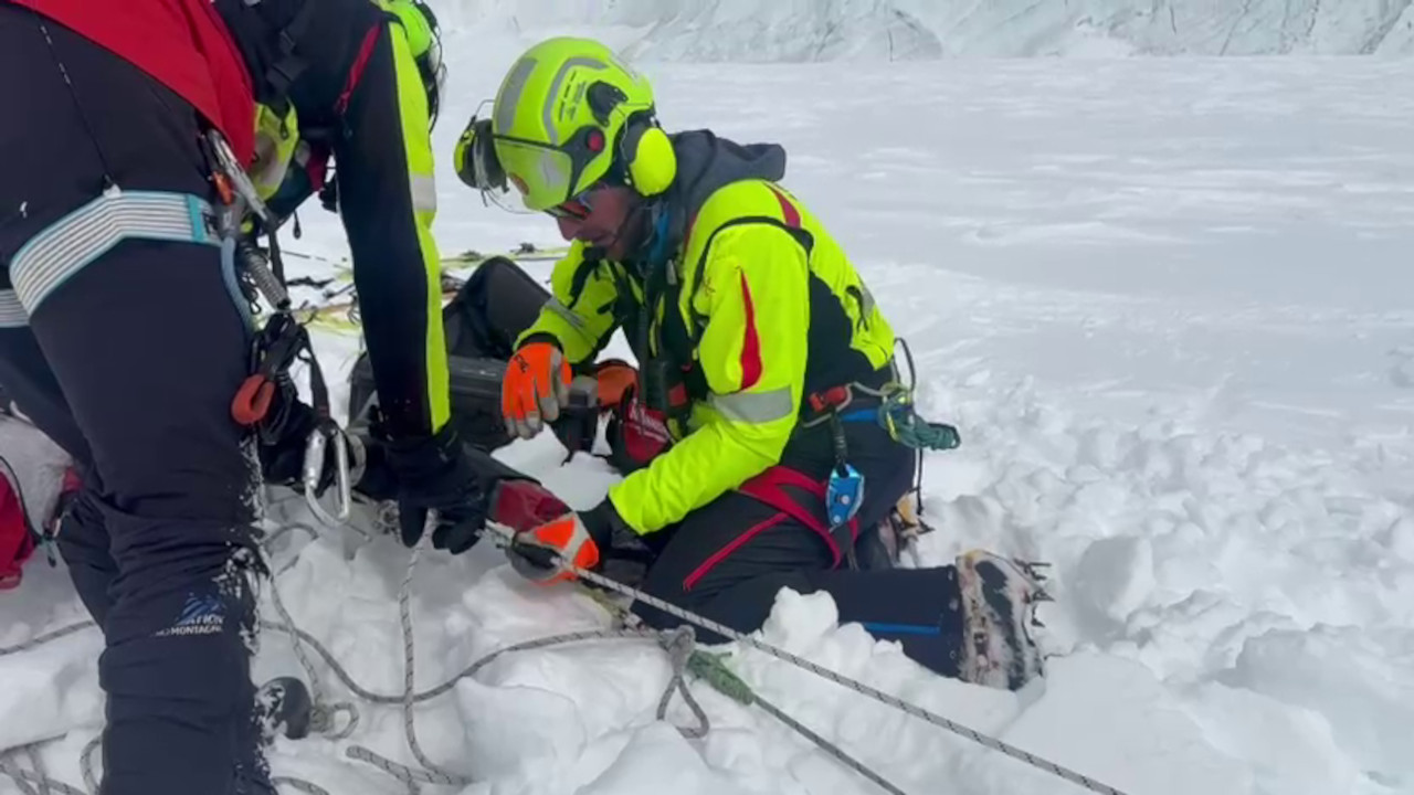 Gli operatori del Soccorso alpino valdostano all'opera nella zona del Colle Vincent, sul Monte Rosa