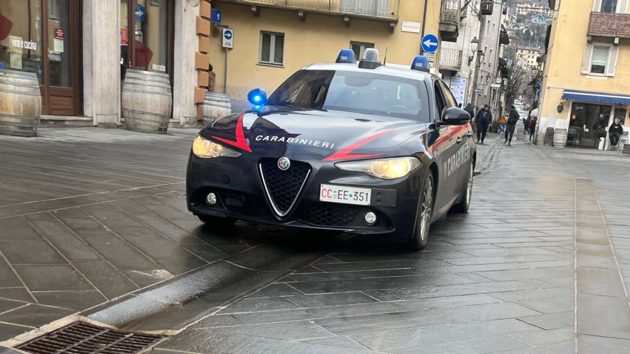 Una pattuglia dei Carabinieri nel centro storico di Aosta
