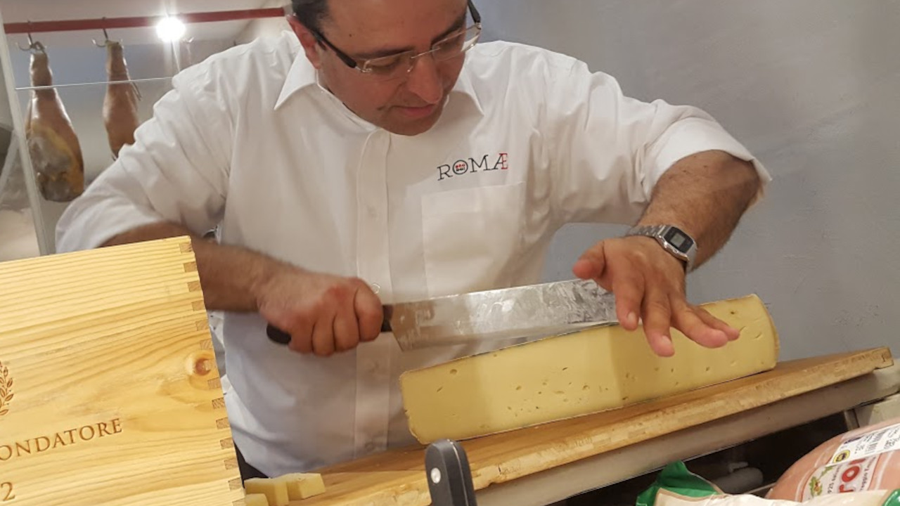 Una forma di 'Fontina Dop' al taglio