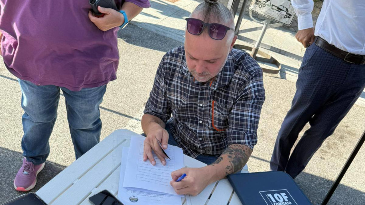 VANDALISMO CONTRO ARMANDO MASCARO A ST‑PIERRE, MURO RIPULITO E POLEMICA 2 Armando Mascaro durante la raccolta firme di Fratelli d'Italia per le scorse elezioni