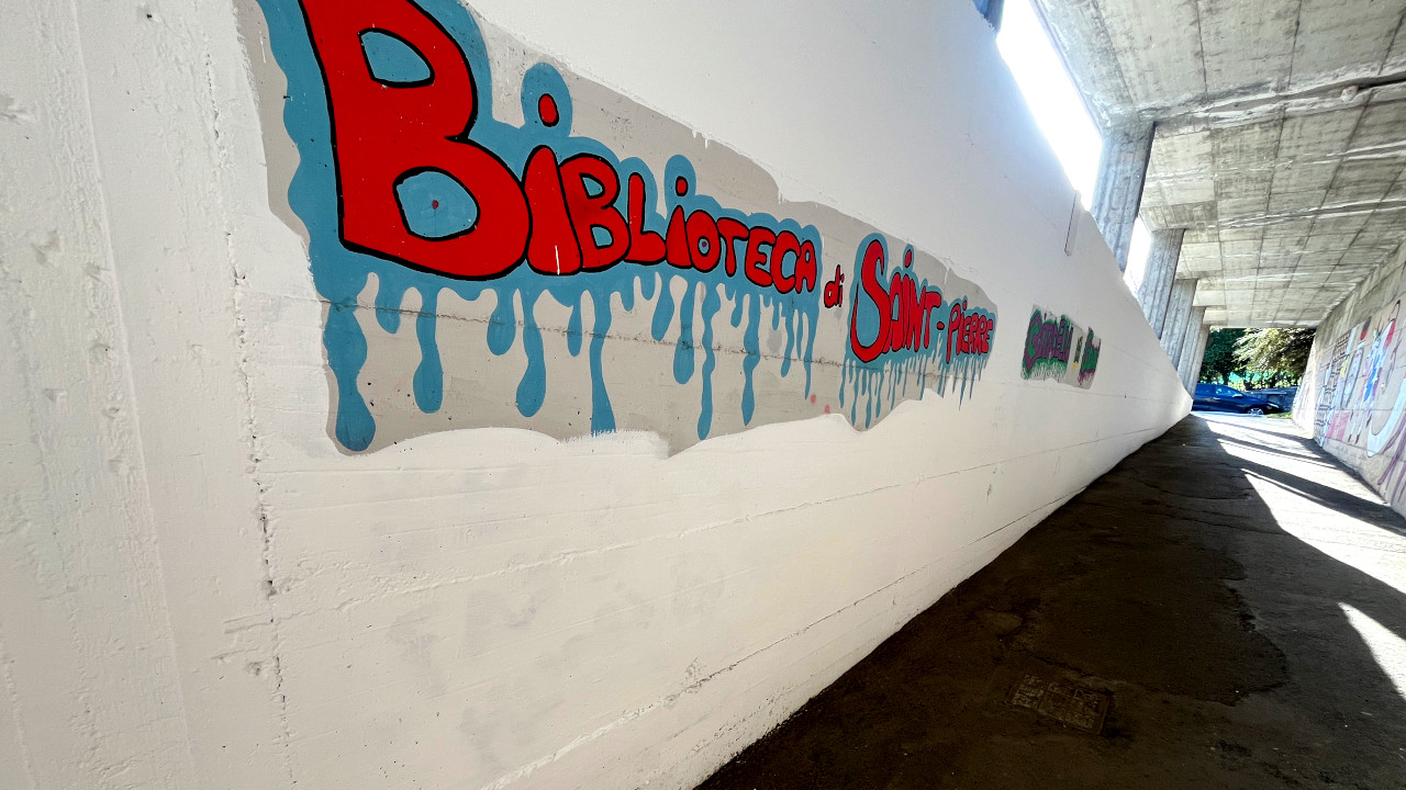 VANDALISMO CONTRO ARMANDO MASCARO A ST‑PIERRE, MURO RIPULITO E POLEMICA 1 Il muro del sottopasso dove era presente la scritta vandalica