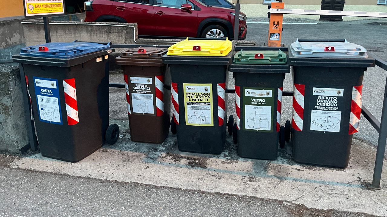 RIFIUTI AD AOSTA, STRETTA CONTRO GLI ABBANDONI: ARRIVANO LE TELECAMERE MOBILI 2 Cassonetti con la chiave per evitare l'uso abusivo