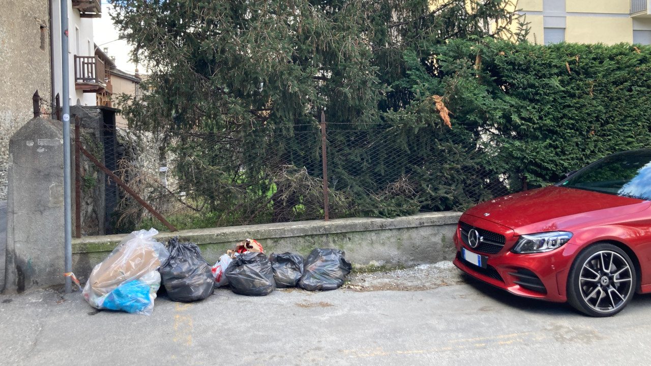 Rifiuti abbandonati nelle vicinanze di viale della Pace