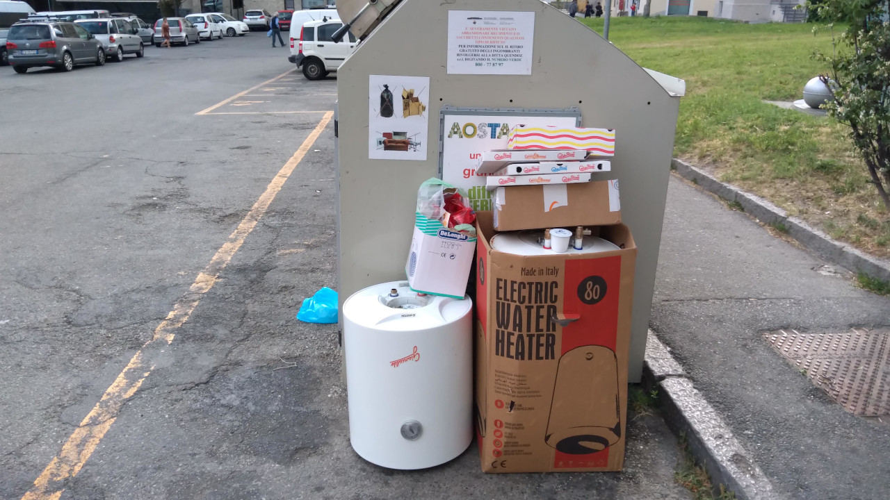 RIFIUTI AD AOSTA, STRETTA CONTRO GLI ABBANDONI: ARRIVANO LE TELECAMERE MOBILI 3 Rifiuti RAEE abbandonati in piazza Plouves