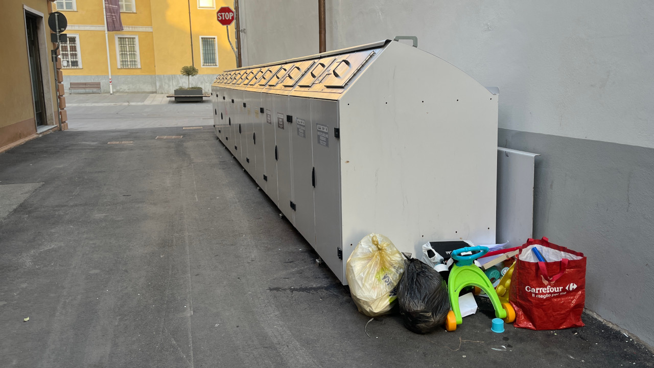 RIFIUTI AD AOSTA, STRETTA CONTRO GLI ABBANDONI: ARRIVANO LE TELECAMERE MOBILI 1 Rifiuti abbandonati a fianco del PTR in piazza Roncas