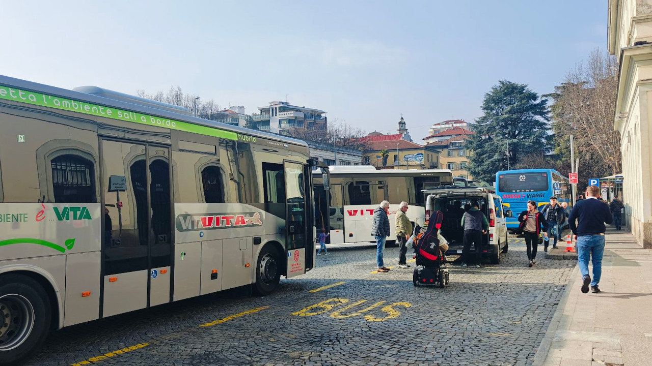 AVS - RETE CIVICA VDA RILANCIA IL RADDOPPIO SULLA CHIVASSO ‑ IVREA ‑ AOSTA 1 I pullman sostitutivi fuori dalla stazione ferroviaria di Ivrea