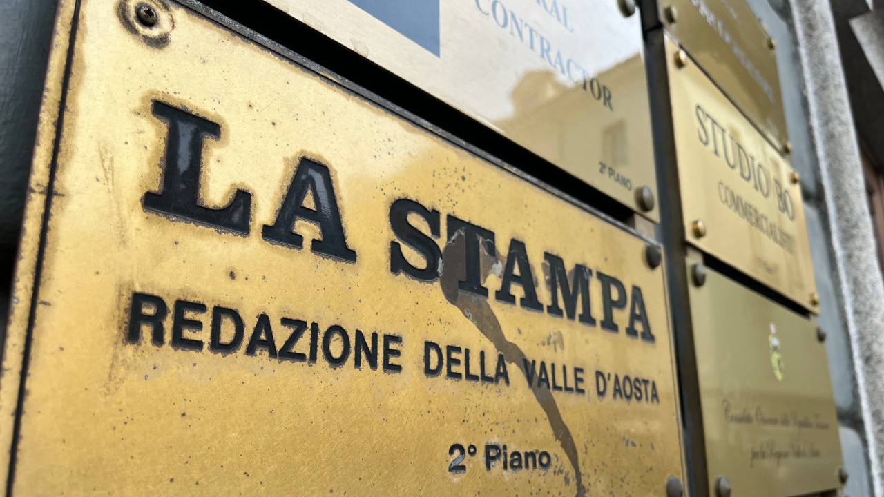 La targa della redazione aostana della 'Stampa'