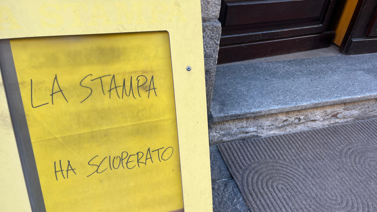 Un cartello fuori da una rivendita di giornali che annuncia lo sciopero della 'Stampa'