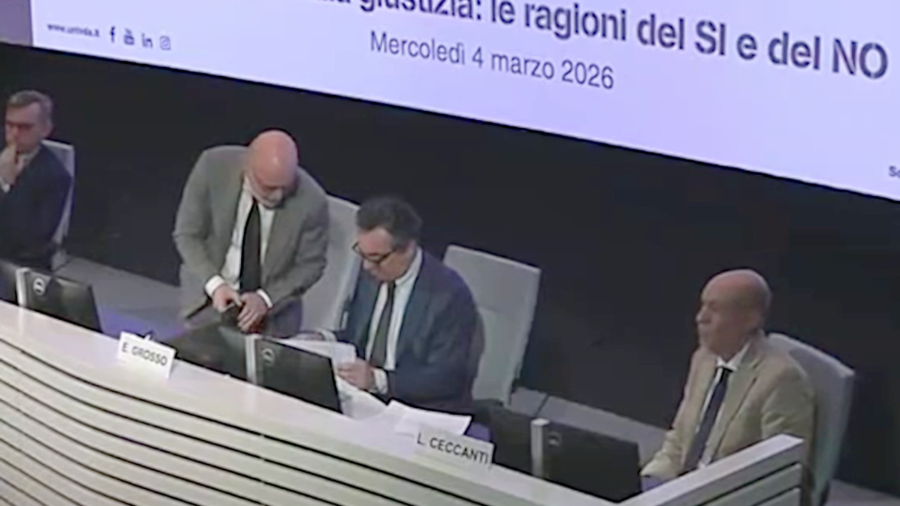 Il presidente del Tribunale di Aosta, Giuseppe Marra mentre dialoga col professor Enrico Grosso prima dell'inizio del convegno