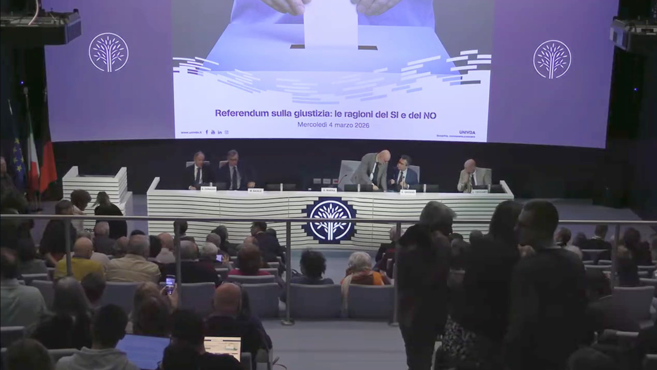 Il tavolo dei relatori incontro dell'UniVdA sul referendum