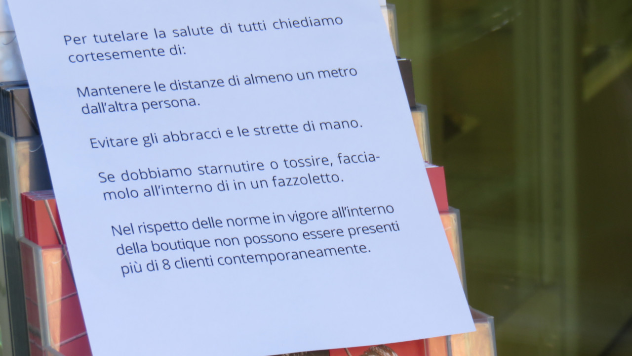 Le indicazioni di sicurezza esposte durante l'emergenza pandemica