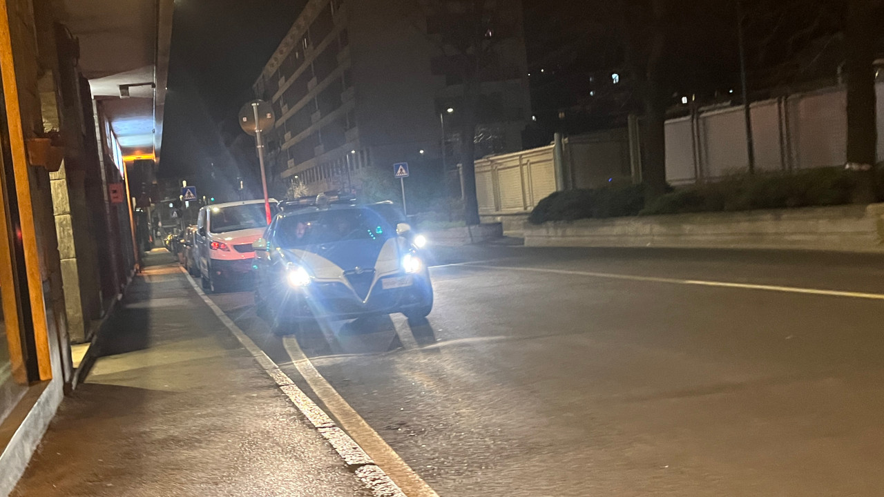 Una volante della Squadra mobile della Questura di Aosta appostata
