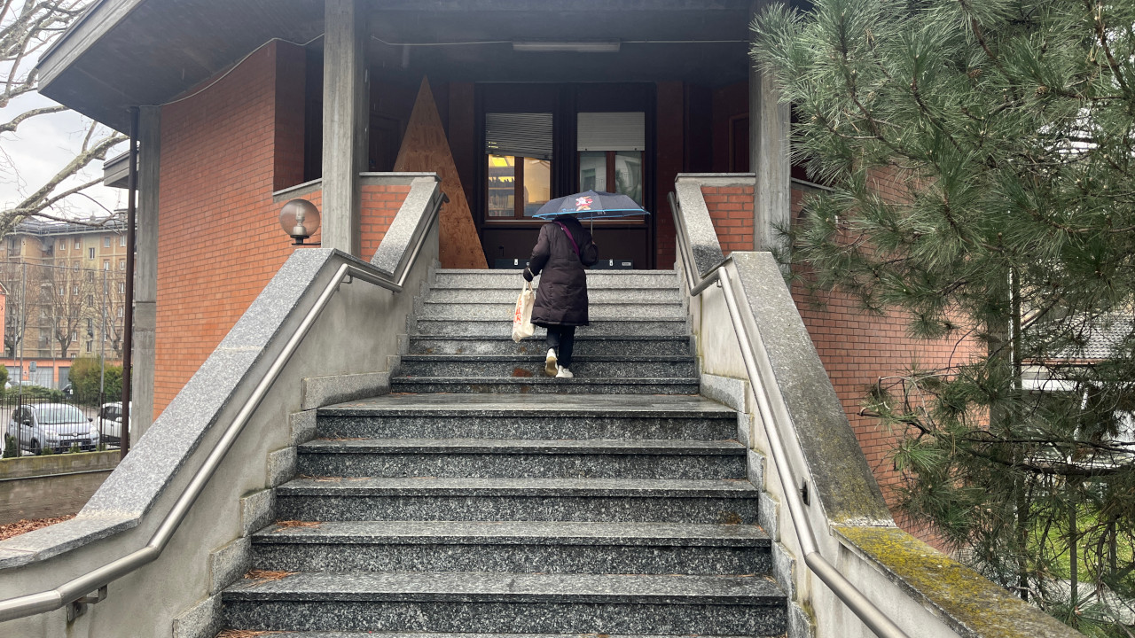 La scala di accesso alla biblioteca comunale di viale Europa ad Aosta